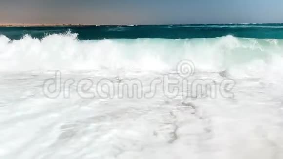 沙滩上大风日海浪翻滚4k视频视频的预览图