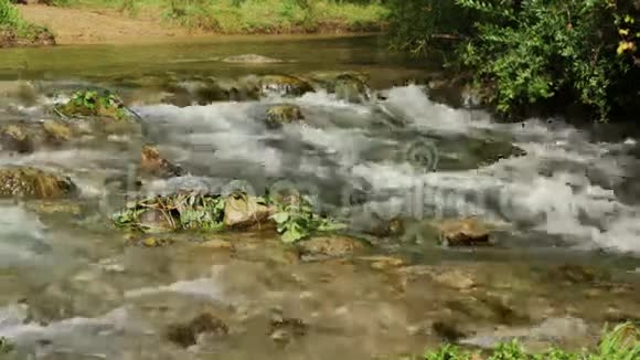 山河底部有岩石视频的预览图