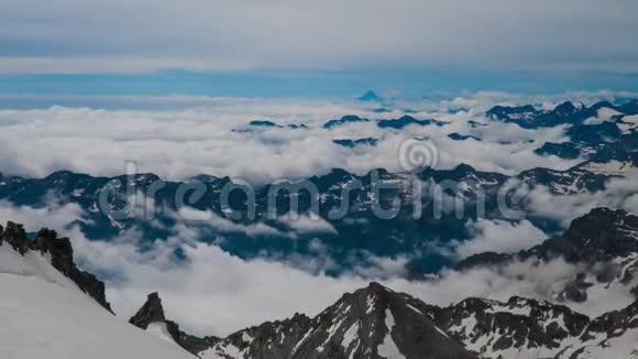 云层越过欧洲阿尔卑斯山视频的预览图