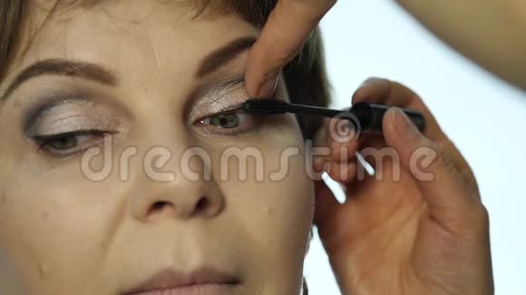 专业化妆师的特写用大刷子给模特的眼睛染色时尚界化妆品视频的预览图
