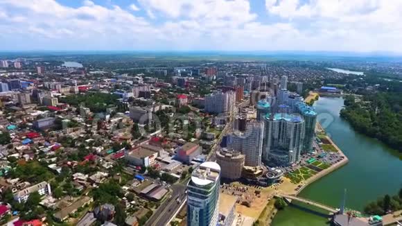 城市景观空气射过南部城市克拉斯诺达尔的库班河俄罗斯空中摄影视频的预览图
