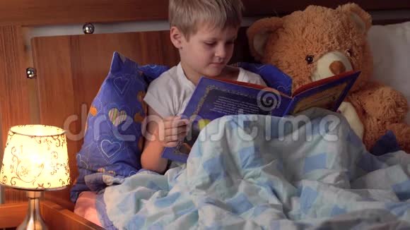 小男孩在看书视频的预览图