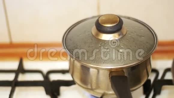 盖子远离蒸汽的压力在锅的食物在炉子的家庭厨房慢动作视频的预览图