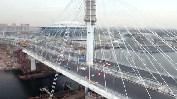 作为WHSD的一部分在体育场Zenit竞技场的背景下俯瞰现代有线电视在涅瓦的空中停留桥视频的预览图