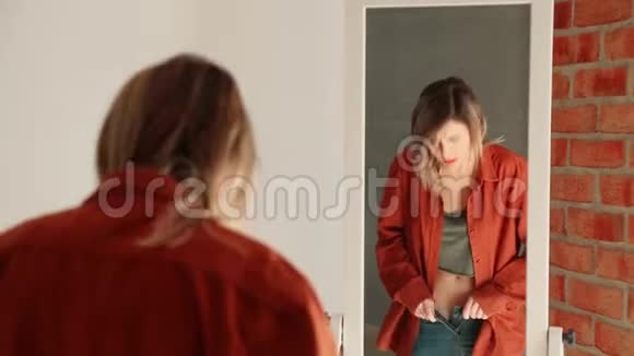 快乐的女人在镜子前打扮视频的预览图