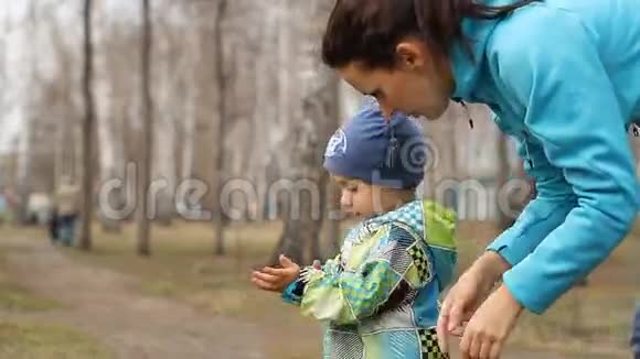 年轻的母亲帮助孩子清洁他们的手视频的预览图