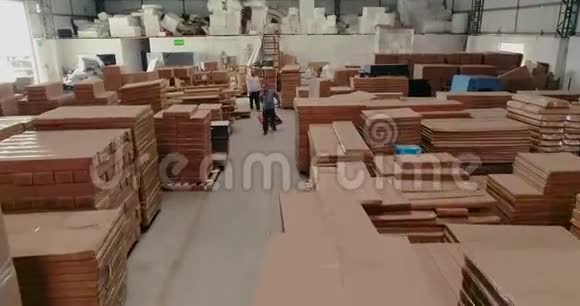 有箱子的仓库在生产中仓库在生产车间成品仓库在家具视频的预览图