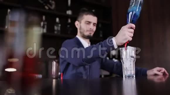带摇床的酒保在现代酒吧做鸡尾酒帅哥酒吧男摇饮料上流社会的帅哥酒吧专家视频的预览图