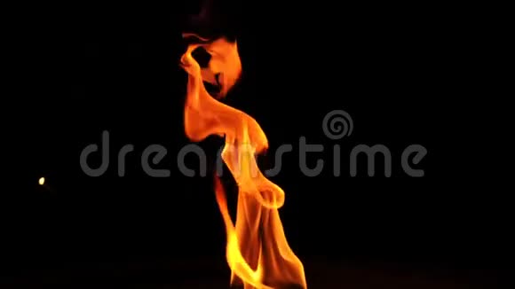 印度北方邦阿格拉一支燃烧着的火焰火炬的慢镜头视频的预览图