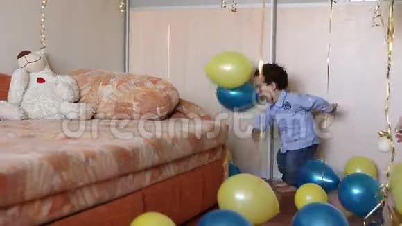 小男孩热情地踢彩色气球视频的预览图