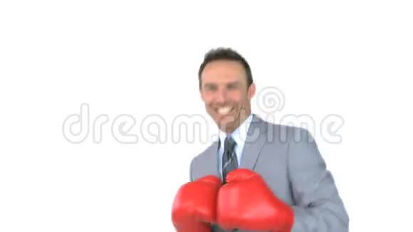 快乐的男人在镜头前用拳击手套挥拳视频的预览图