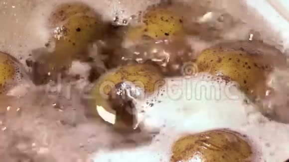 把新鲜土豆放在沸水里视频的预览图