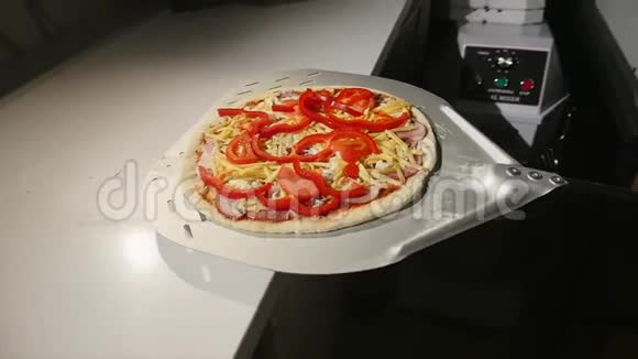 厨师把披萨放进他的砖烤箱里视频的预览图