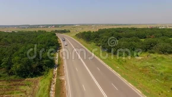几辆汽车在乡村高速公路上行驶视频的预览图