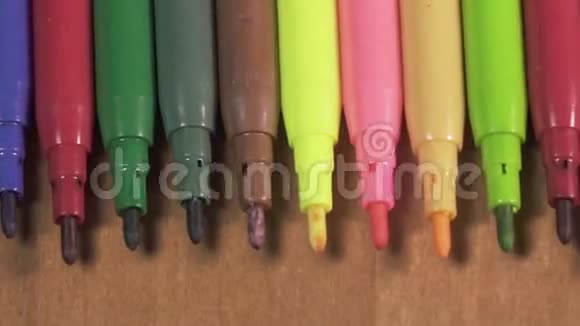 各种颜色的毛笔排成一排视频的预览图