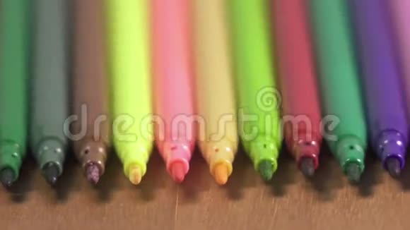 各种颜色的毛笔排成一排视频的预览图