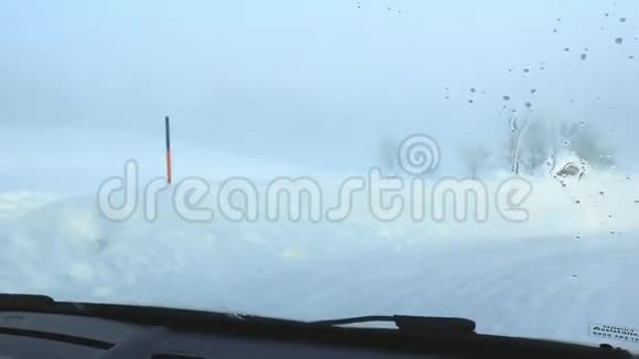 汽车驾驶高山街道冬季山在奥地利视频的预览图
