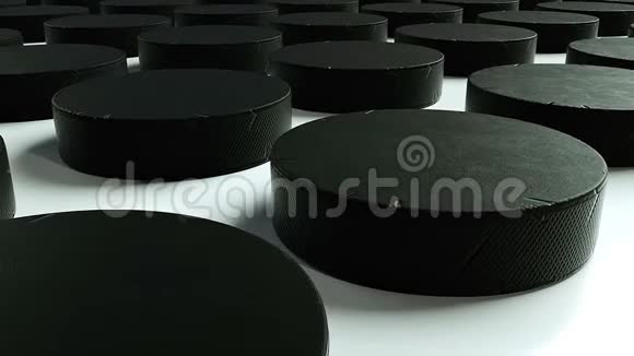 表面上有许多排黑色冰球运动电脑生成背景3D渲染视频的预览图