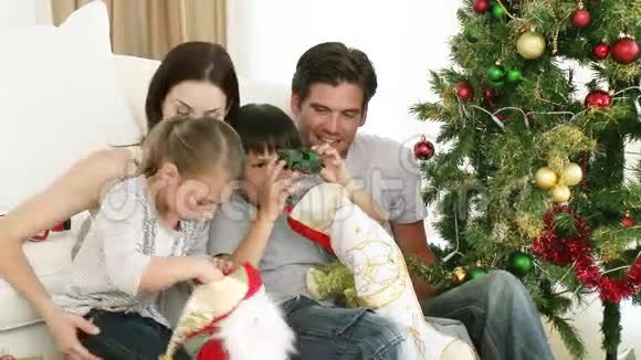 孩子们在圣诞袜子里寻找礼物视频的预览图
