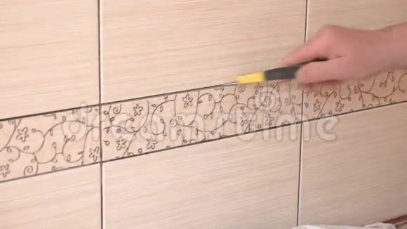 男人在厨房洗瓷砖视频的预览图