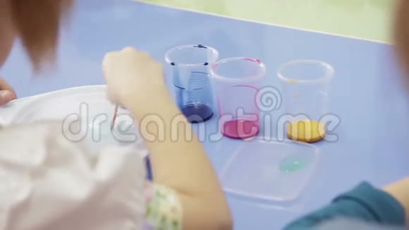 孩子们用牛奶画画视频的预览图
