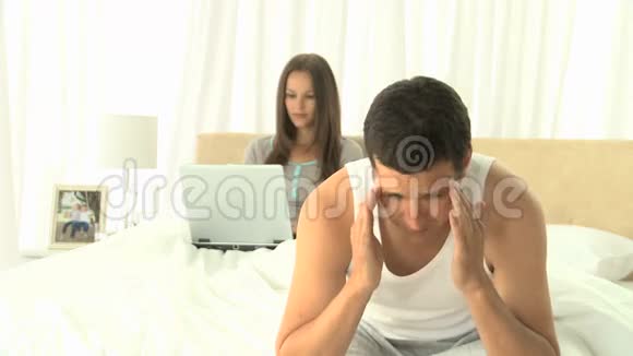 他妻子正在用笔记本电脑工作时头痛视频的预览图