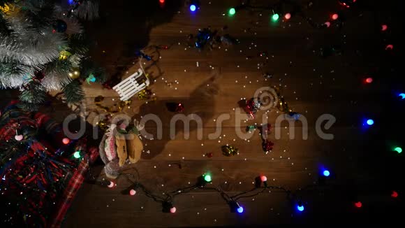 上景木制棕色桌子上面装饰着圣诞用品和花环红色的圣诞灯关门视频的预览图