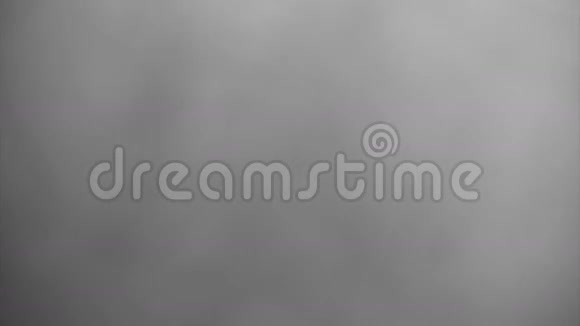 白色蒸汽填充屏幕黑色背景视频的预览图