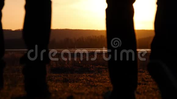 两个人站在夕阳上的剪影背包表达了能量和幸福旅行概念视频的预览图