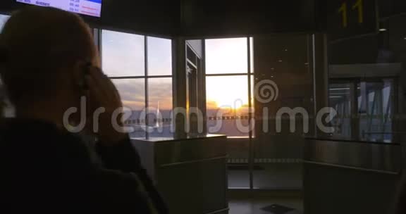 日落时分机场的年轻人视频的预览图