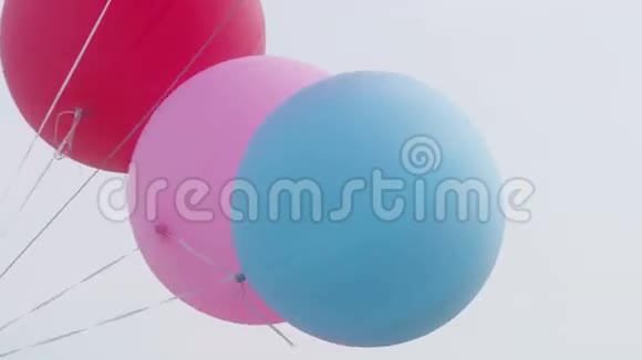 彩色的大气球在空中飞舞天空晴朗视频的预览图