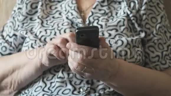 老妇人用手机拨电话号码视频的预览图