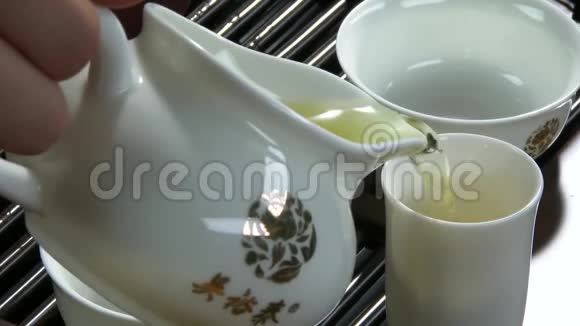 工艺冲泡茶茶道一杯刚冲泡的红茶亚洲茶具上竹席特写中国人来自视频的预览图