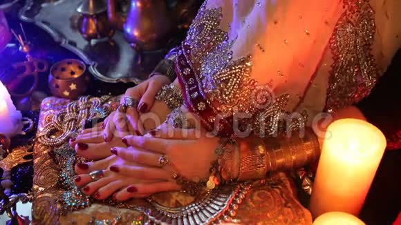 黄金新娘东方珠宝及配件印度珠宝女性足手视频的预览图