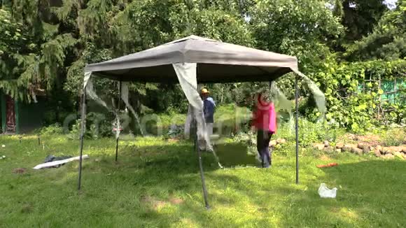 人们修理花园帐篷大金属腿视频的预览图