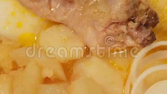 土豆和鸡腿在自己的果汁中视频的预览图