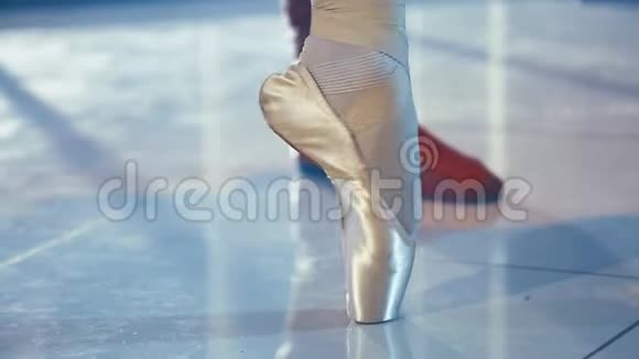 古典俄罗斯芭蕾把舞者们炸了视频的预览图