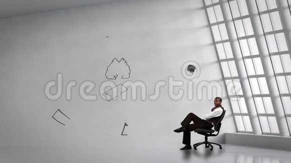 商人坐在有创意的大脑旁边视频的预览图