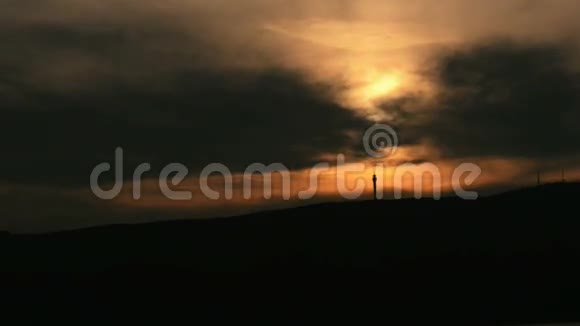 有美丽的日落时间片段的戏剧性天空视频的预览图