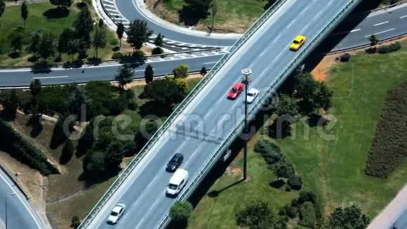 土耳其伊斯坦布尔交通路口的鸟瞰图视频的预览图