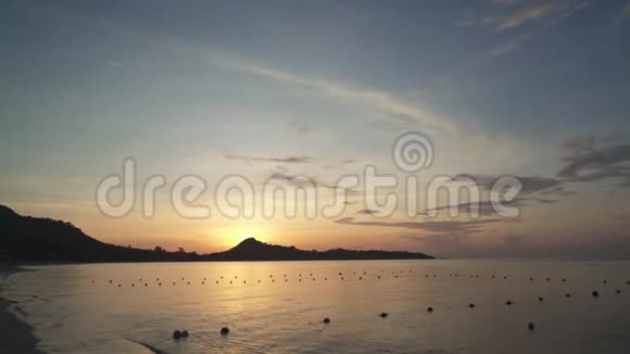 泰国苏梅岛热带拉迈海滩日出视频的预览图