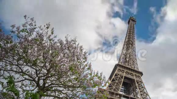 巴黎埃菲尔铁塔顶端的时光流逝高段视频的预览图