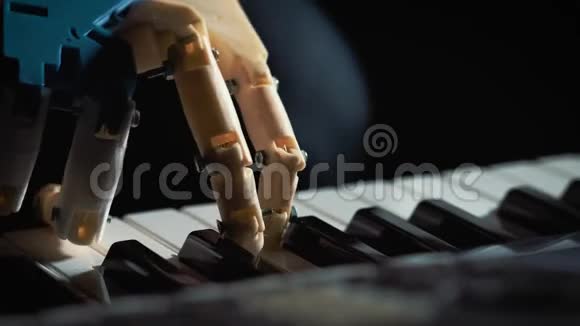 男子音乐家钢琴家用假肢演奏钢琴他玩两只手一只机器人手和一只人手视频的预览图