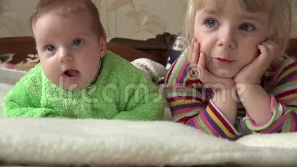 小女孩和新生儿两个姐妹看电视4K超高清超高清视频的预览图