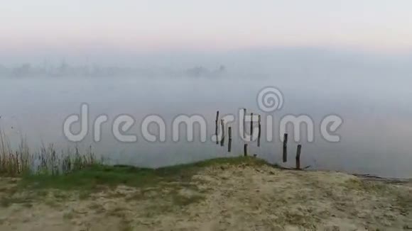 在黎明时分飞过雾蒙蒙的湖面视频的预览图