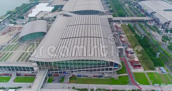 琶洲展览中心附近的航班国际展览广交会参观展览的建筑视频的预览图
