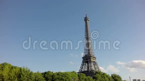 巴黎的埃菲尔铁塔塞纳的滑动摄像机视频的预览图