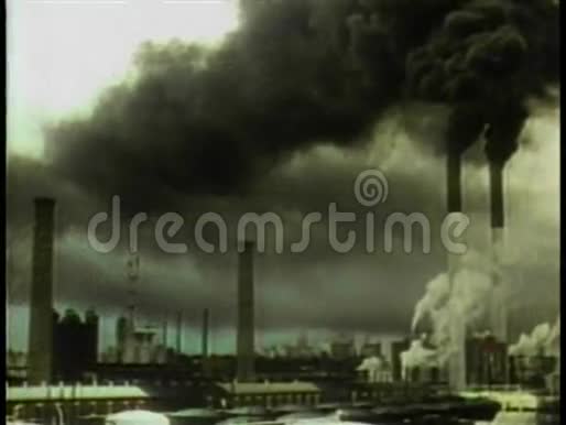 工厂散发的宽射黑烟视频的预览图