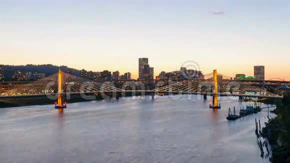 俄勒冈州波特兰提利库姆跨海大桥改变的灯光下日落的超高清晰度4k时差视频的预览图