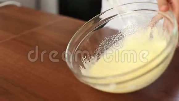 厨师鞭打搅拌奶油视频的预览图